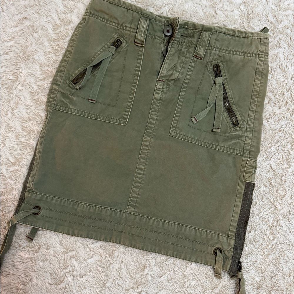 Vintage American Eagle Outfitters green cargo skirt with zipper details
